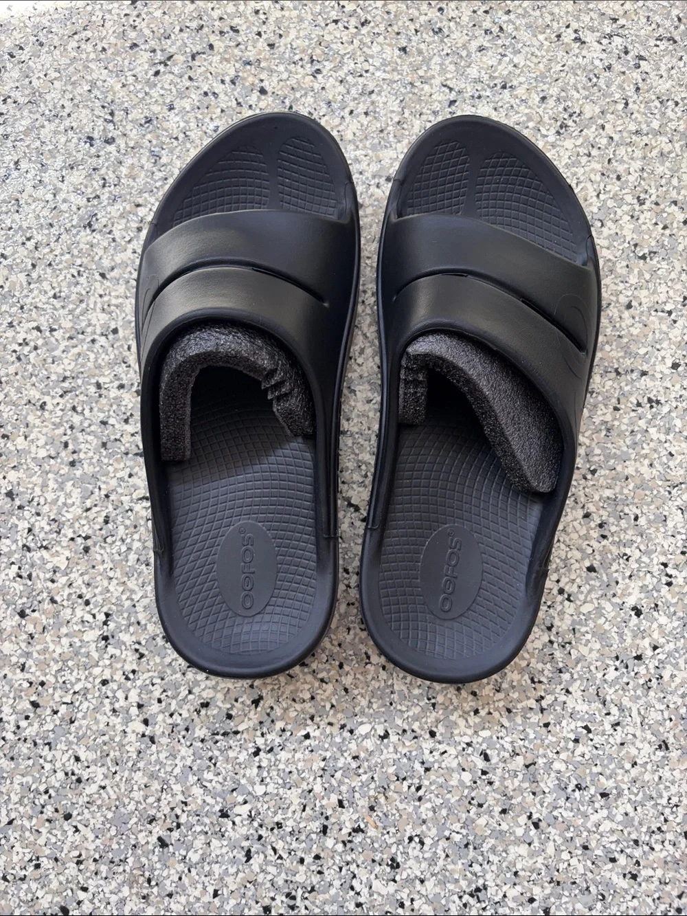 Oofos unisex black slides W-10 M-8